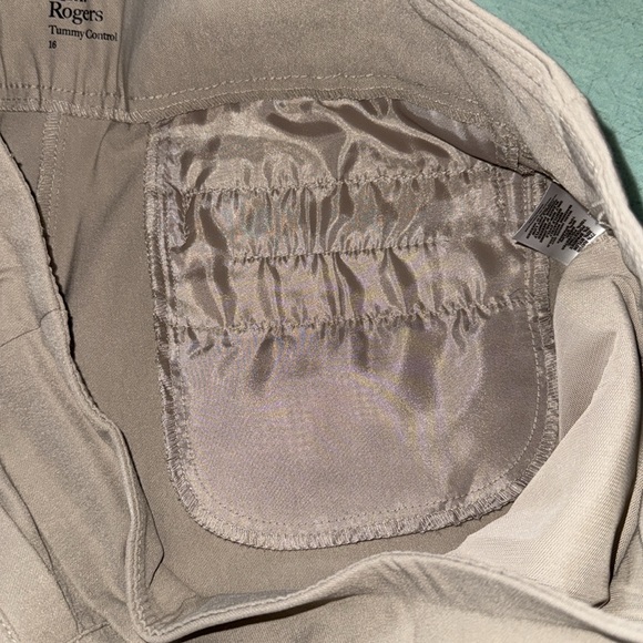 Kim Rogers Tummy control stretch beige Bermuda shorts size 16 NWOT, pull-on - Picture 7 of 12